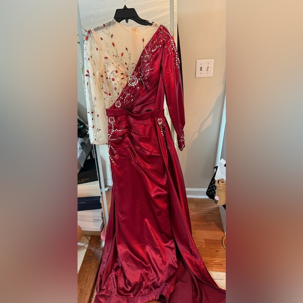 Elegant Evening Gown - Picture 4 of 11